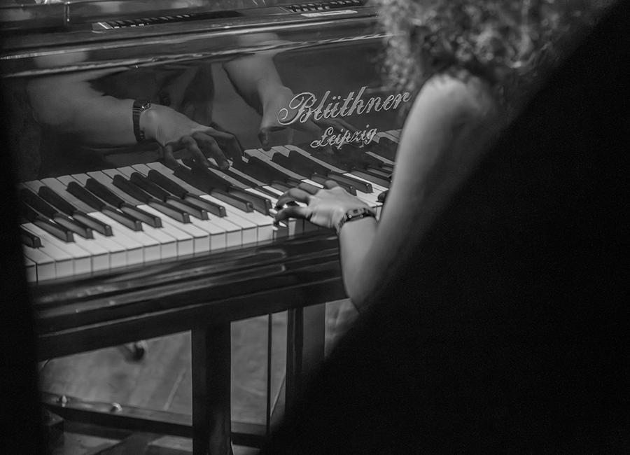 Bruna Cassou Trio no Harmonia Jazz